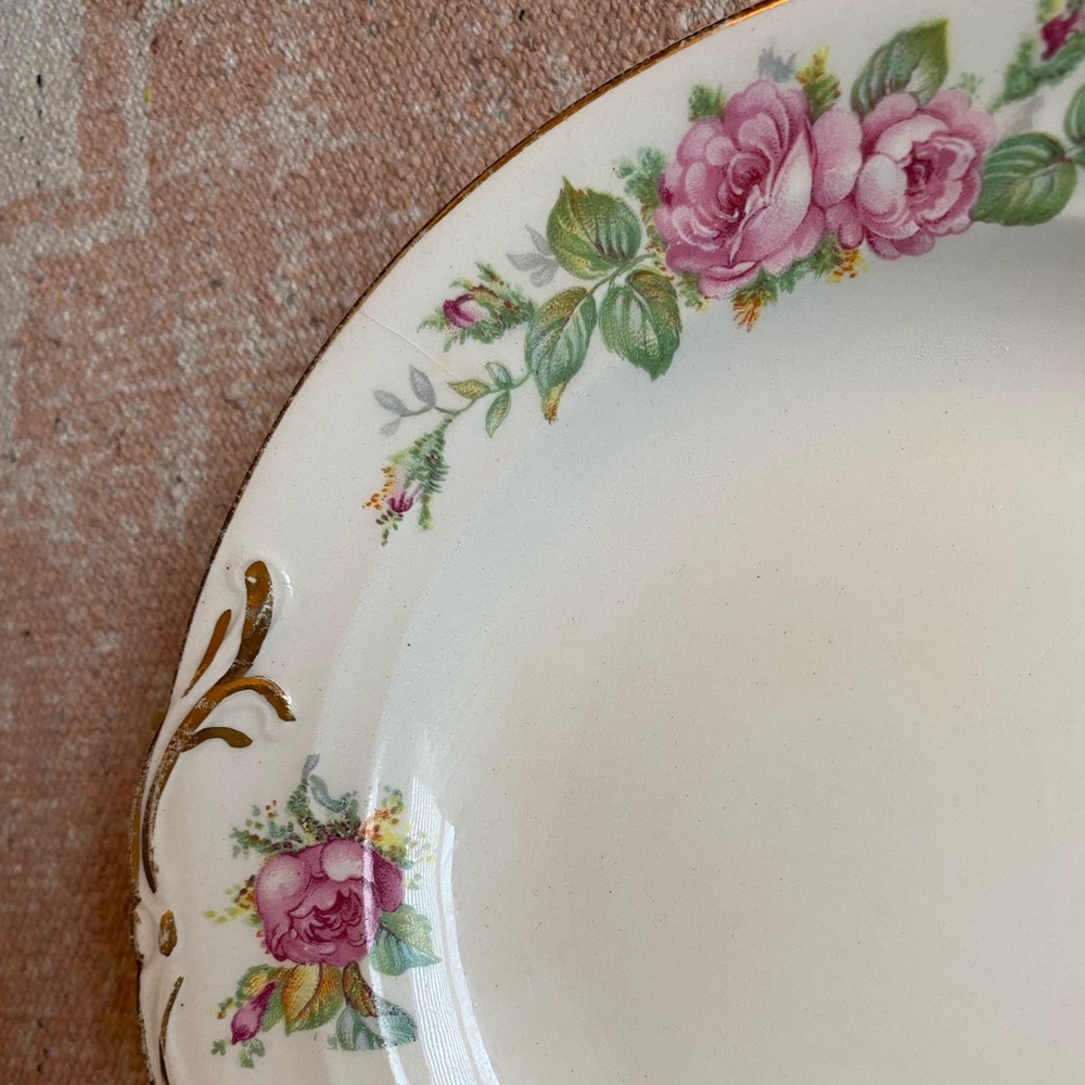 💝 Crown Potteries Co. Small 7-inch Vintage Plate with Rose Pattern - Picture 8 of 9